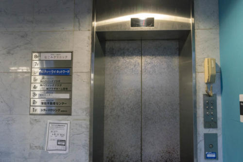 1F エレベーター前